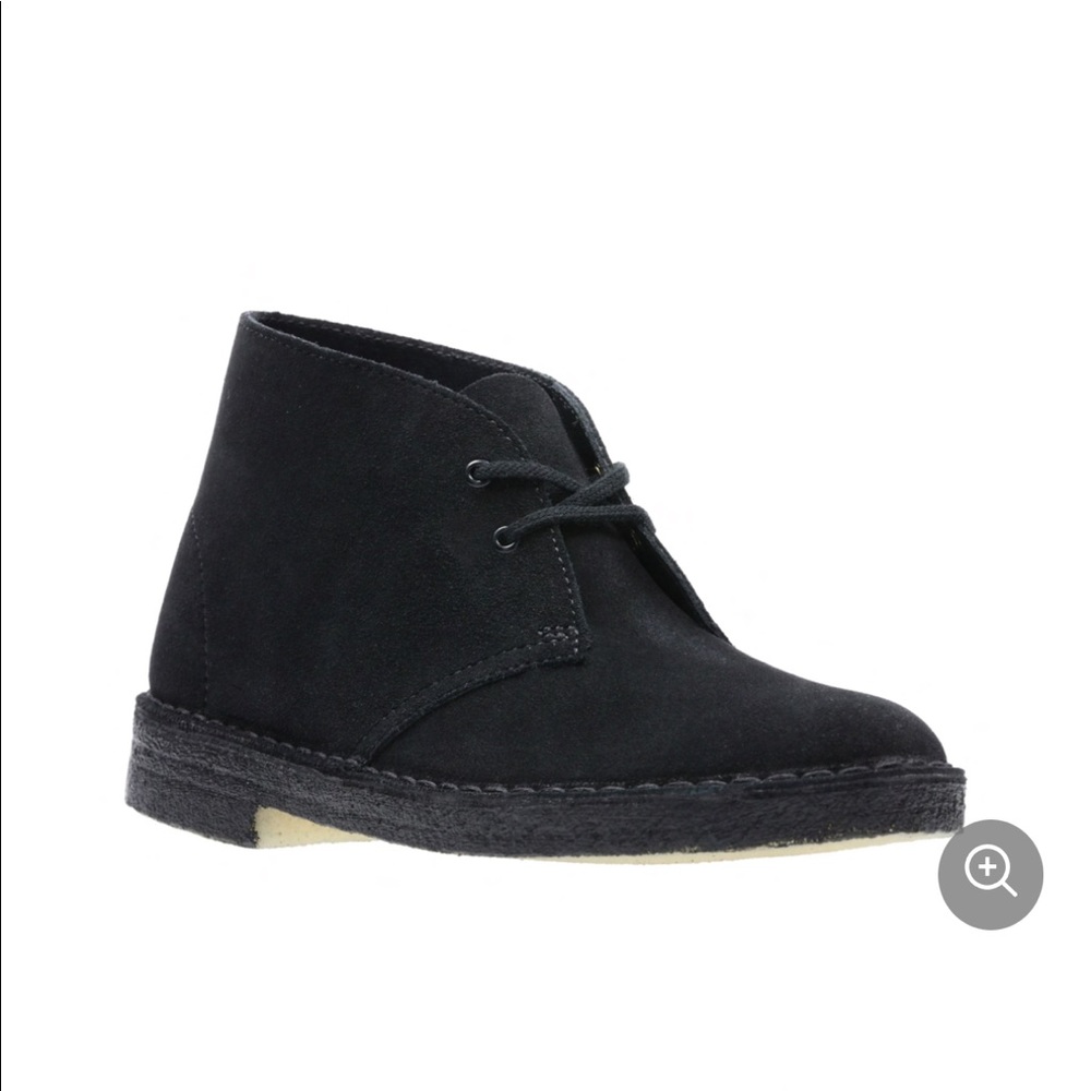 LIKE NEW Clarks black suede desert boot size 8.5